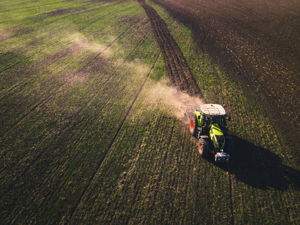 Tractor treballant el camp
